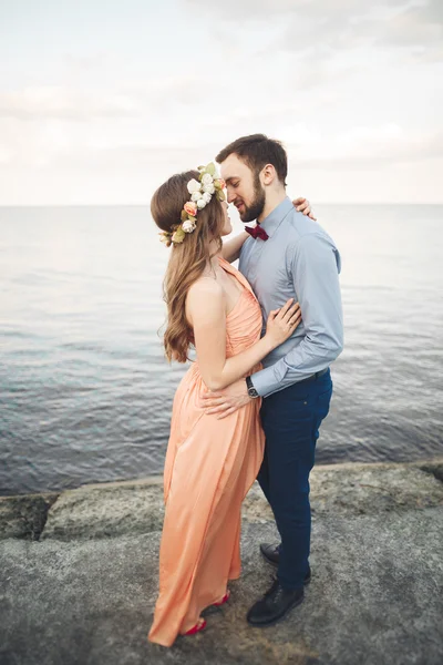 桟橋の上を歩く長いドレスで美しい愛情のあるカップル、プライドします。 — ストック写真
