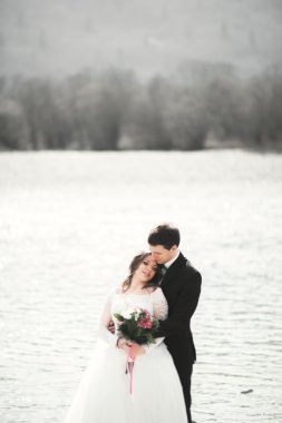 Mutlu yeni evliler, gelin ve damat nehir manzarası ile poz