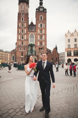 Krakow ana meydanında yürüme zarif güzel düğün çifti