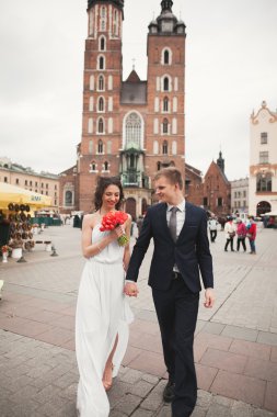 Krakow ana meydanında yürüme zarif güzel düğün çifti