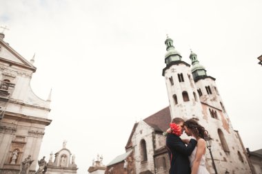 Gelin ve damat güzel kilise arka plan üzerinde. Güzel eski bina. Arch. düğün