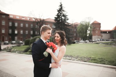 Mutlu düğün kaç sarılma ve askerler arka plan üzerinde gülümseyen