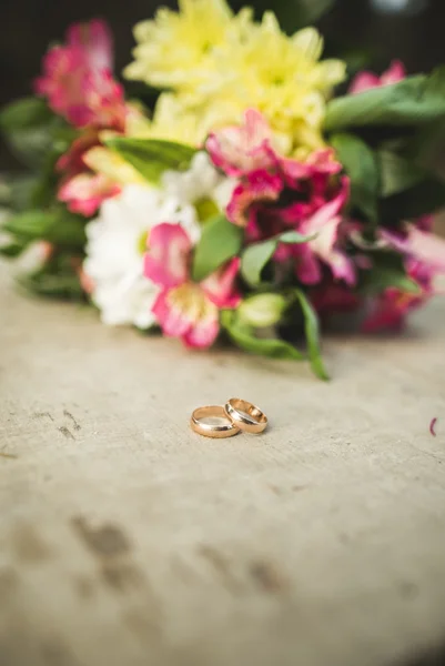 Buquê de casamento muito bom de várias flores com anéis — Fotografia de Stock