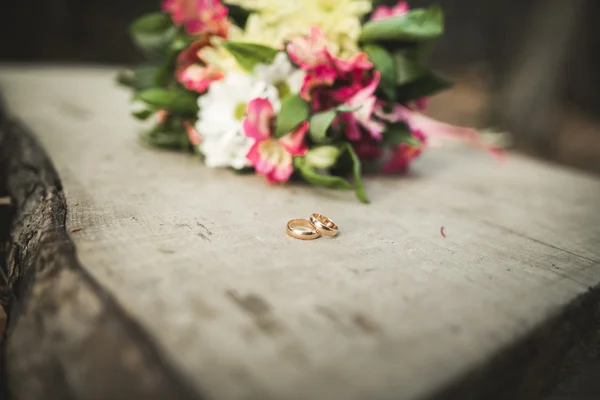 Buquê de casamento muito bom de várias flores com anéis — Fotografia de Stock