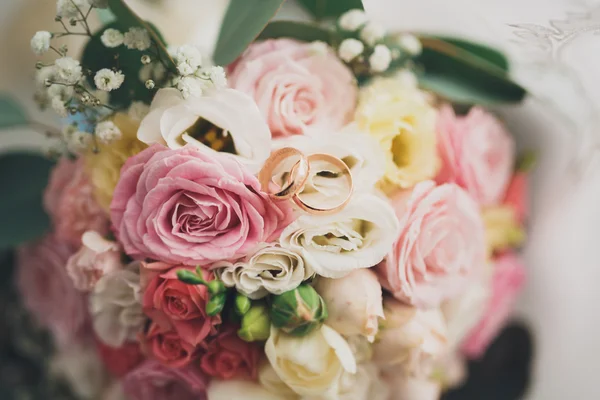 Ramo de boda bastante bueno de varias flores con anillos —  Fotos de Stock