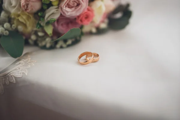 Ziemlich guter Hochzeitsstrauß aus verschiedenen Blumen mit Ringen — Stockfoto