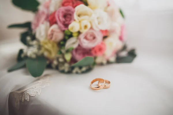 Ramo de boda bastante bueno de varias flores con anillos — Foto de Stock