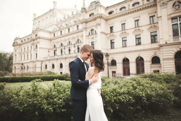 Beau couple de mariage, mariée, marié baisers et câlins sur fond de théâtre — Photo