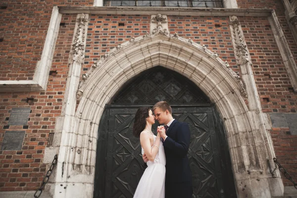 Чудова весільна пара, наречена, позує біля старої будівлі воріт — стокове фото