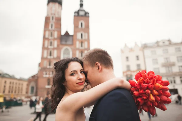 Elegante bella coppia di nozze a piedi sulla piazza principale di Cracovia — Foto Stock