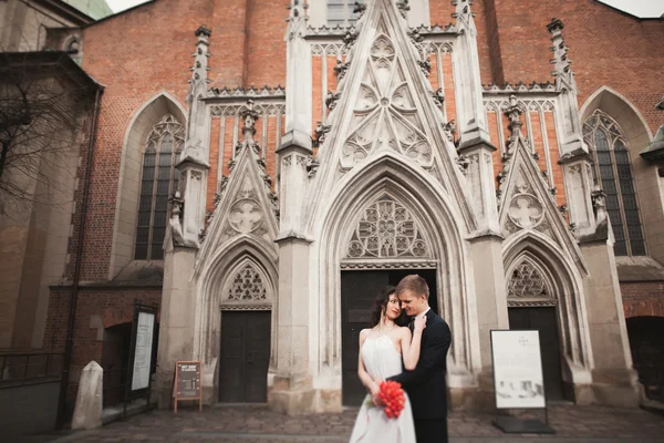 Bruiloft paar, bruid en bruidegom in de buurt van een kerk in Krakau — Stockfoto