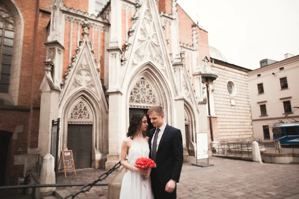 Bruiloft paar, bruid en bruidegom in de buurt van een kerk in Krakau — Stockfoto