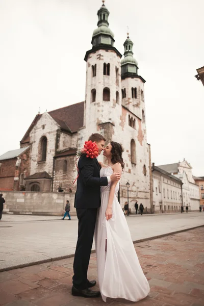 Brautpaar, Brautpaar in der Nähe einer Kirche in Krakau — Stockfoto