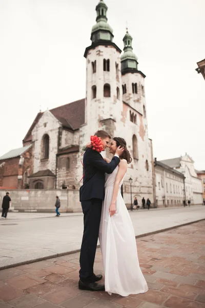 Brautpaar, Brautpaar in der Nähe einer Kirche in Krakau — Stockfoto
