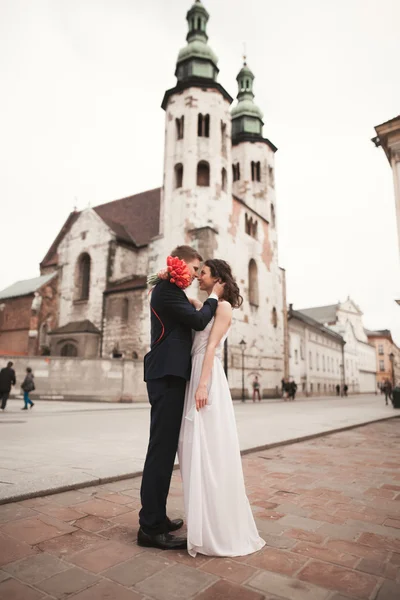 Brautpaar, Brautpaar in der Nähe einer Kirche in Krakau — Stockfoto