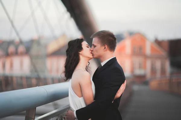 Hermosa pareja de novios posando en un puente en Cracovia — Foto de Stock