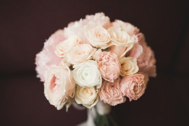 Farklı çiçeklerden oluşan lüks bir düğün buketi.