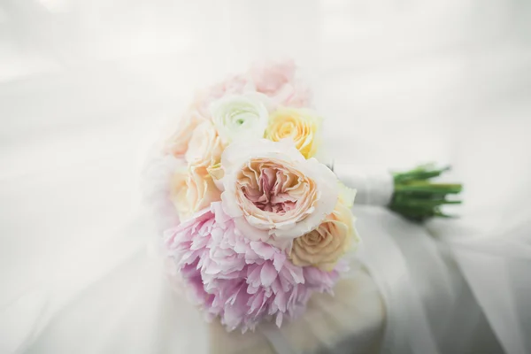 Meraviglioso bouquet da sposa di lusso di fiori diversi — Foto Stock