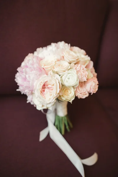 Maravilloso ramo de boda de lujo de diferentes flores —  Fotos de Stock