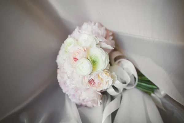 Wunderbarer luxuriöser Hochzeitsstrauß aus verschiedenen Blumen — Stockfoto