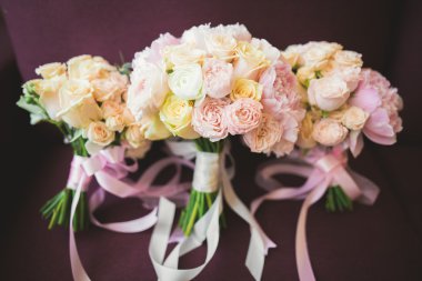 Farklı çiçeklerden oluşan lüks bir düğün buketi.