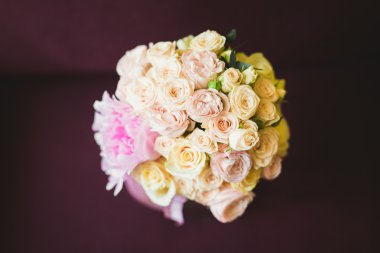 Farklı çiçeklerden oluşan lüks bir düğün buketi.