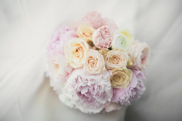 화려 한 결혼식 꽃다발 모양의 여러 가지 꽃들 — 스톡 사진