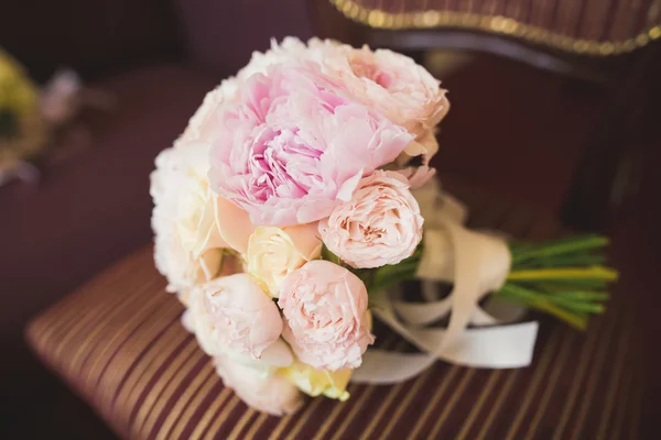 Прекрасный роскошный свадебный букет из разных цветов — стоковое фото