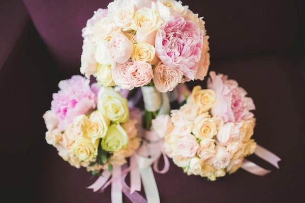 Wunderbarer luxuriöser Hochzeitsstrauß aus verschiedenen Blumen — Stockfoto