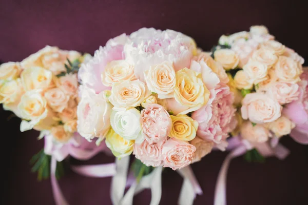 Wunderbarer luxuriöser Hochzeitsstrauß aus verschiedenen Blumen — Stockfoto