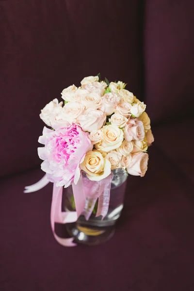 Maravilloso ramo de boda de lujo de diferentes flores —  Fotos de Stock