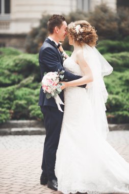 Çift düğün ayakta ve eski şehrin sokaklarında öpüşme olduğunu