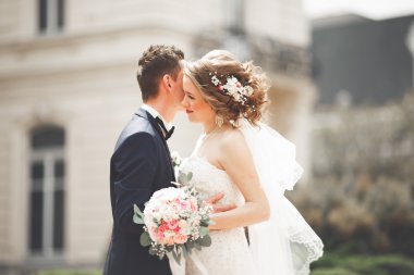 Çift düğün ayakta ve eski şehrin sokaklarında öpüşme olduğunu