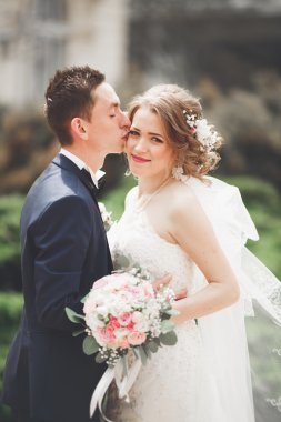 Çift düğün ayakta ve eski şehrin sokaklarında öpüşme olduğunu