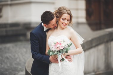 Çift düğün ayakta ve eski şehrin sokaklarında öpüşme olduğunu