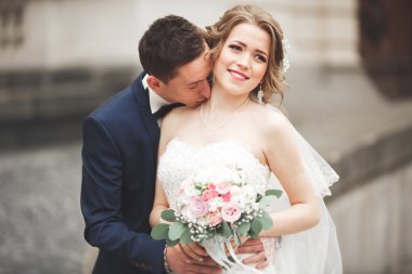 Çift düğün ayakta ve eski şehrin sokaklarında öpüşme olduğunu