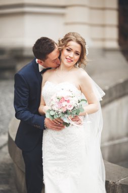 Çift düğün ayakta ve eski şehrin sokaklarında öpüşme olduğunu