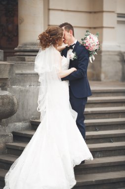 Çift düğün ayakta ve eski şehrin sokaklarında öpüşme olduğunu