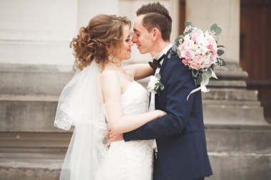 Çift düğün ayakta ve eski şehrin sokaklarında öpüşme olduğunu