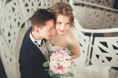 Çift düğün ayakta ve otelin öpüşme olduğunu