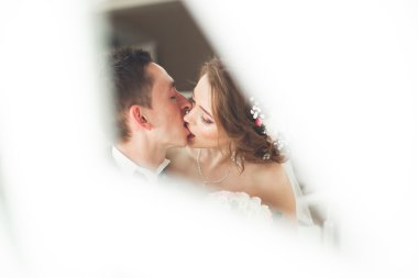 Çift düğün ayakta ve otelin öpüşme olduğunu