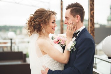 Güzel çift, gelin ve damat ile eski şehir'in backgrounf balkonda poz