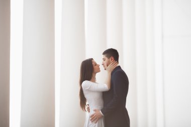 Lüks evli çift, gelin ve damat eski şehirde poz veriyor.