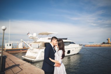 Mutlu evlilik çift yeni yat sarılma