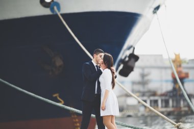 Mutlu gelin ve damat gemi sarılma