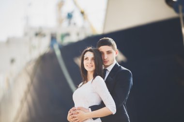 Mutlu gelin ve damat gemi sarılma