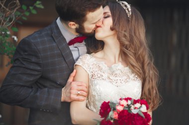 Bahar mevsiminde öpüşen düğün çifti. Yakın plan portre.