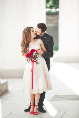 Lüks evli çift, gelin ve damat eski şehirde poz veriyor.