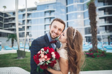 Modern cam bina yakın poz zarif güzel Çift