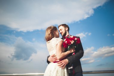 Gün batımında sahilde yürüyüş sadece evli evlilik çift.